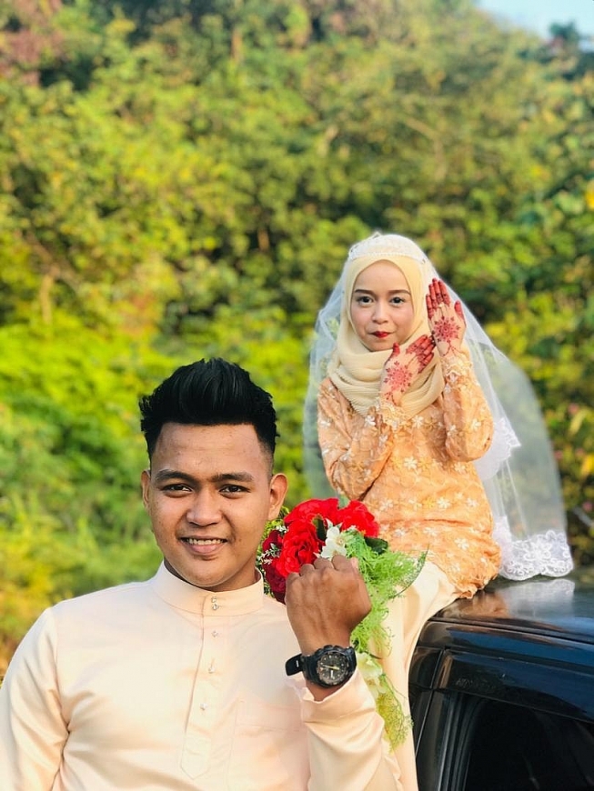 Chuyện tình gây sốt của cô gái chỉ cao 118 cm