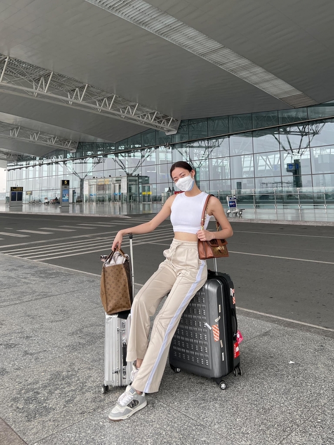 Hoa hậu Lương Thùy Linh, Á hậu Phương Anh lên đường dự Paris Fashion Week