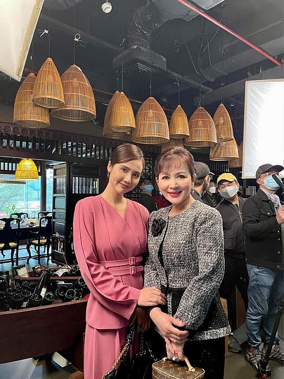 Thương ngày nắng về 2: Mẹ con Vân Trang thân thiết trong loạt ảnh hậu trường