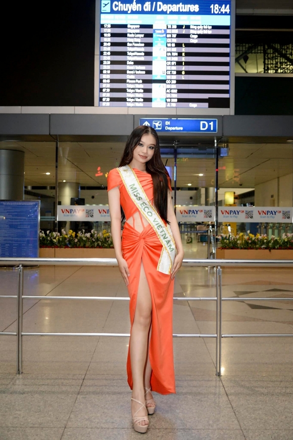 Á hậu Trần Hoài Phương lên đường dự thi 'Miss Eco International 2022'