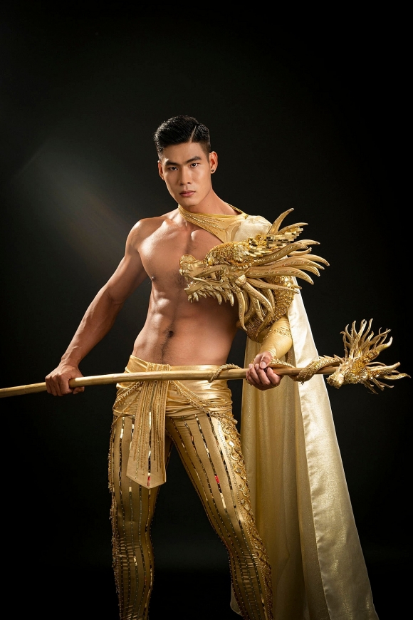 Đại diện Việt Nam thi 'Mister Global 2022' khoe hình thể săn chắc trong trang phục dân tộc