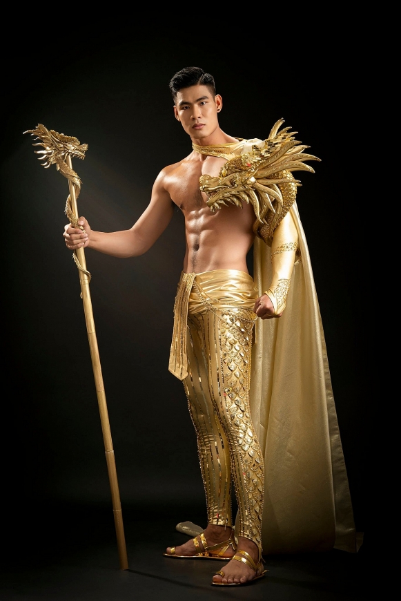 Đại diện Việt Nam thi 'Mister Global 2022' khoe hình thể săn chắc trong trang phục dân tộc