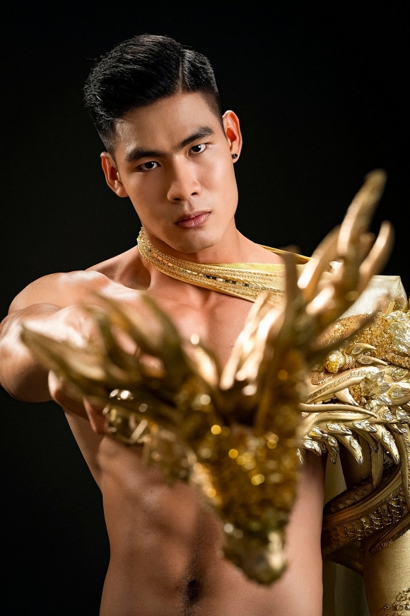 Đại diện Việt Nam thi 'Mister Global 2022' khoe hình thể săn chắc trong trang phục dân tộc