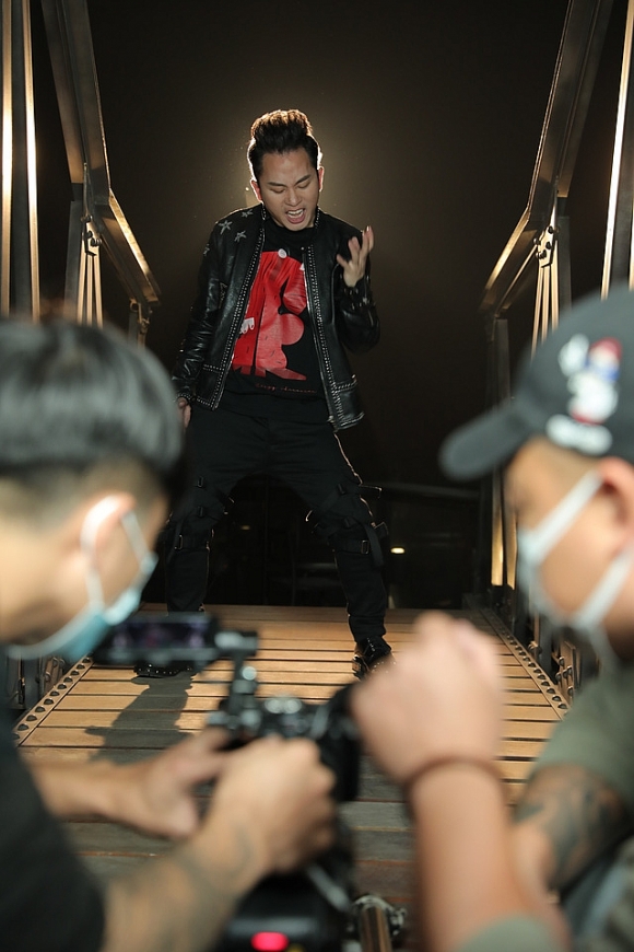 Tùng Dương 'cực phiêu' trong MV ca khúc phim 'Bão ngầm'