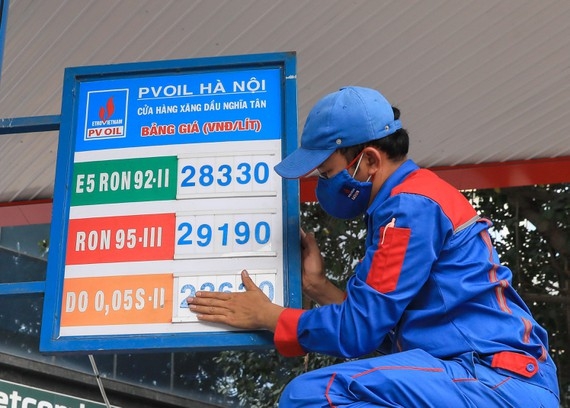 Tại sao giá xăng 7 lần tăng mạnh nhưng chỉ giảm ‘nhỏ giọt’?