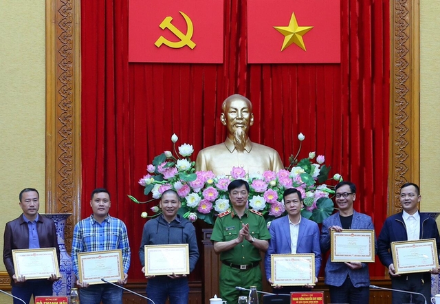bo cong an trao bang khen cho doan phim pho trong lang