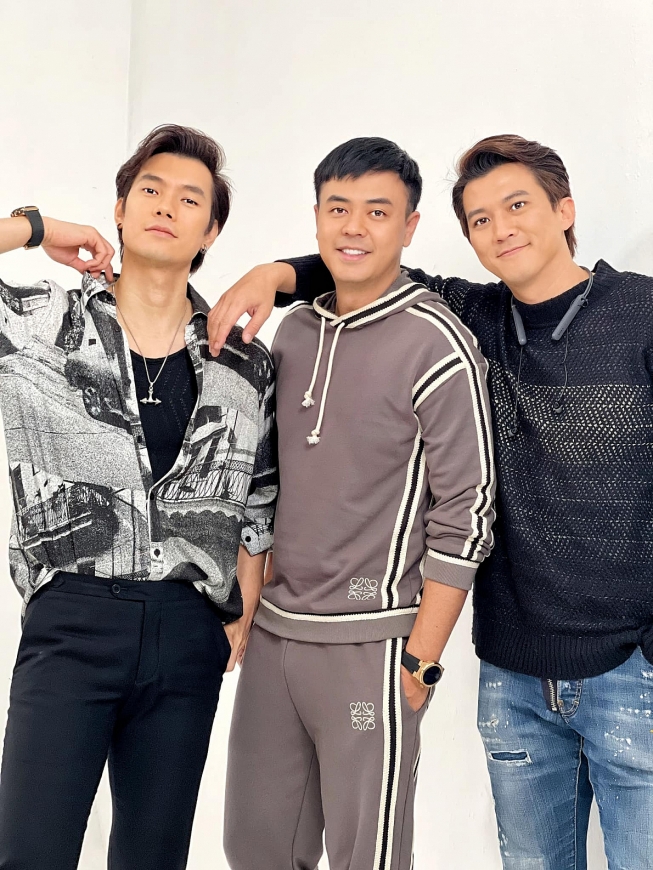 3 mỹ nam 'Anh có phải đàn ông không' thân thiết trong hậu trường