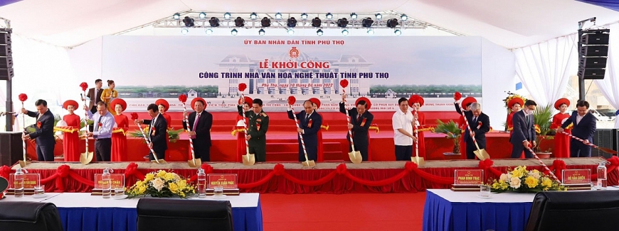Chủ tịch nước Nguyễn Xuân Phúc cùng các đại biểu khởi công Nhà văn hóa nghệ thuật tỉnh Phú Thọ