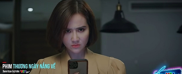 Trang ghen ra mặt khi 'phi công' thân mật với cô gái khác