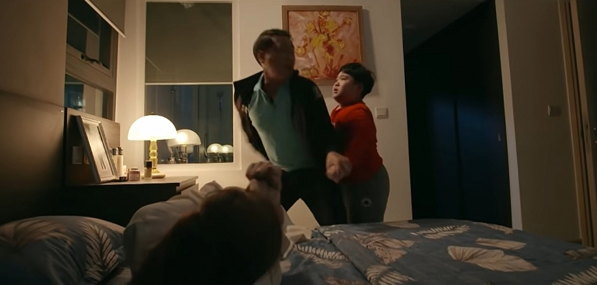 Dũng 'dạy dỗ' vợ bằng nắm đấm trước sự chứng kiến của con trai