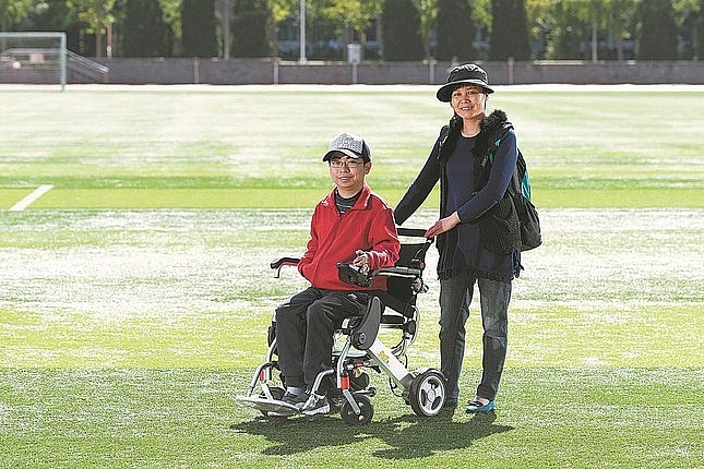 Yi Xiaoyuan và mẹ tại Đại học Thanh Hoa 