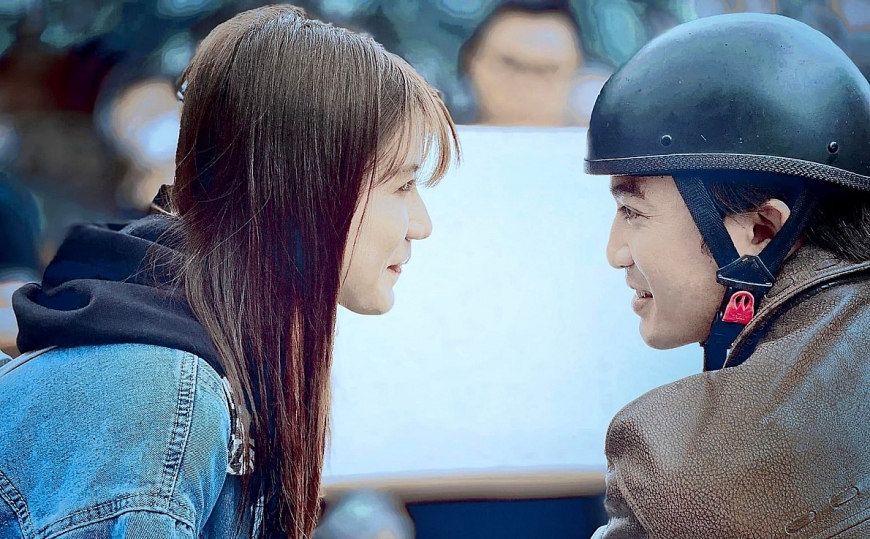 Hình ảnh 'tình bể bình' của đôi Đông Phong - Vân Vân trong hậu trường Thương ngày nắng về