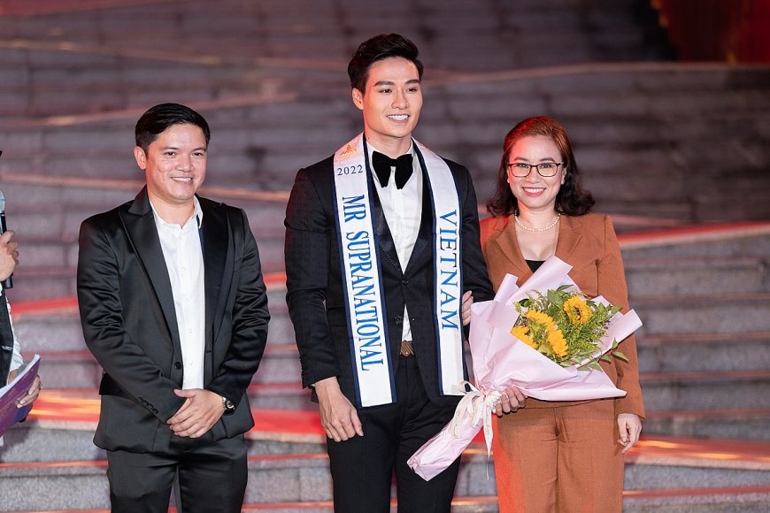 Bà Vũ Thị Hoa - CEO Cty Leading Stars - Đơn vị được uỷ quyền lựa chọn đại diện VN tham dự Mister Supranational lên trao sash đeo cho Đạt Kyo. 