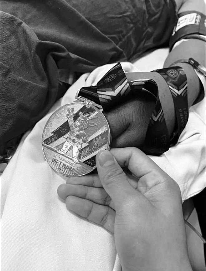 Hình ảnh Tô Thị Trang đặt tấm huy chương vàng SEA Games 31