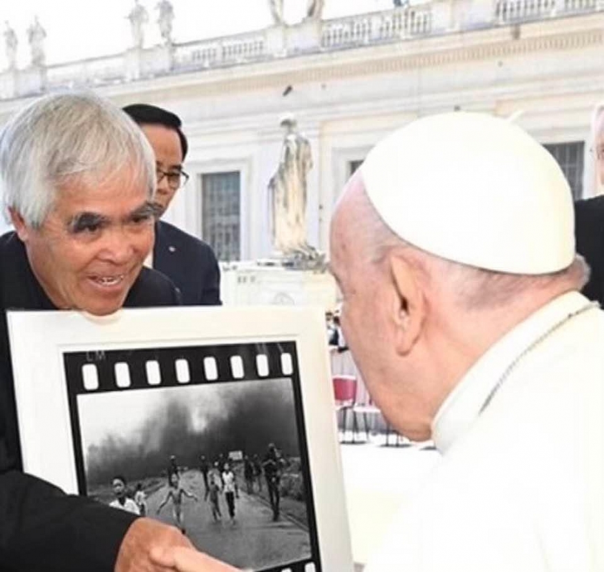 Nhiếp ảnh gia Nick Út tặng ảnh ''Em bé Napalm' cho Đức Giáo Hoàng