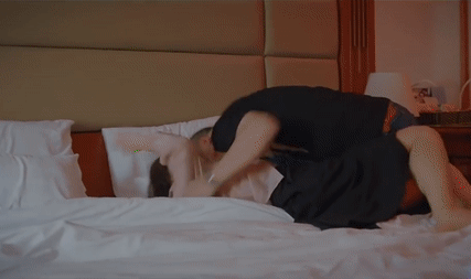 Mạnh giở trò đồi bại với Khánh