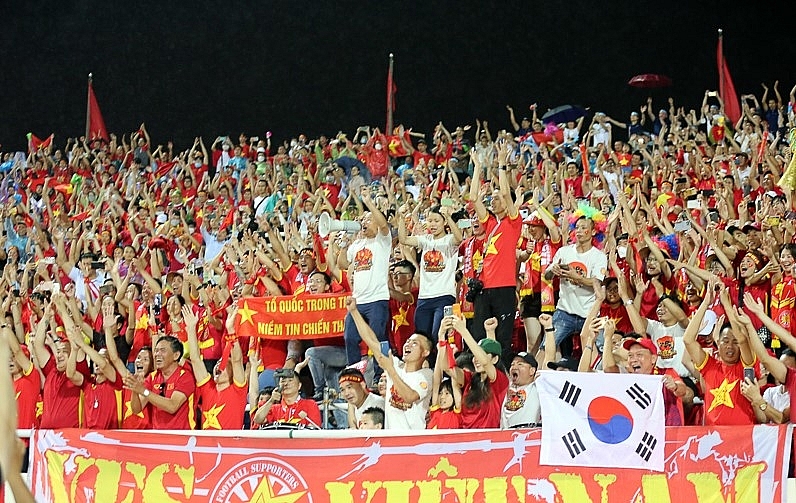 người hâm mộ Việt Nam vỡ òa trong niềm hạnh phúc khi U23 Việt Nam giành chiến thắng 1-0 trước U23 Thái Lan. Ảnh: VFF