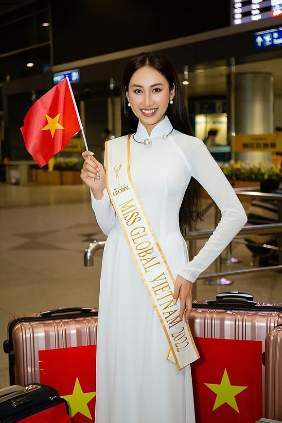 Đoàn Hồng Trang lên đường dự thi Miss Global 2022