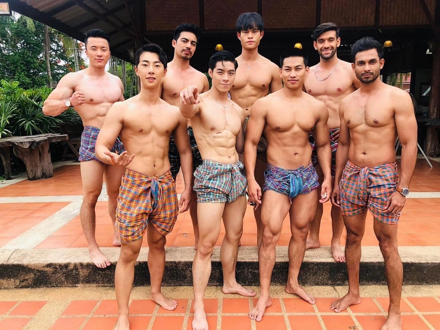 Phi Việt độ hình thể cùng các thí sinh khác