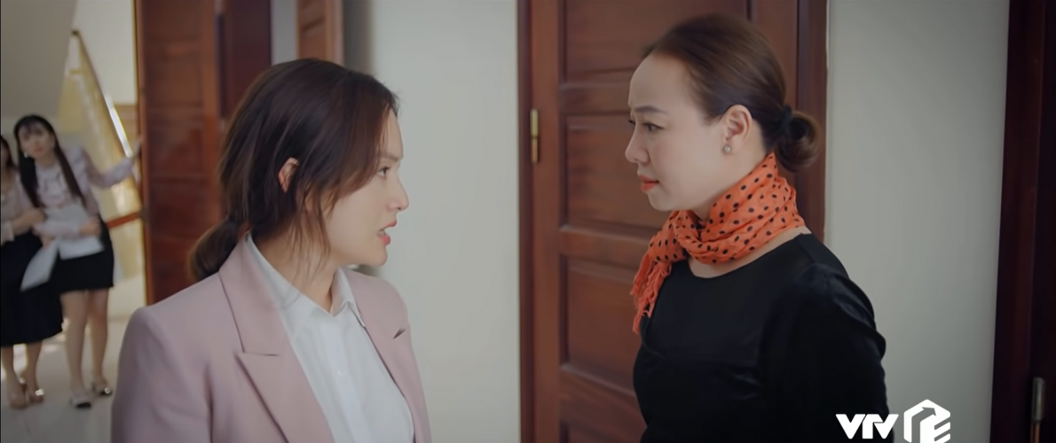 Khánh nhắc nhở vợ sếp nên giữ chồng thật chặt, đừng để hắn đi quấy rối phụ nữ