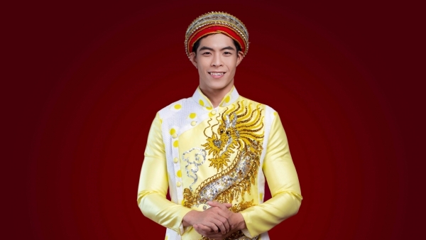 Phi Việt mặc áo dài Vương Triều đến Mister National Universe 2022