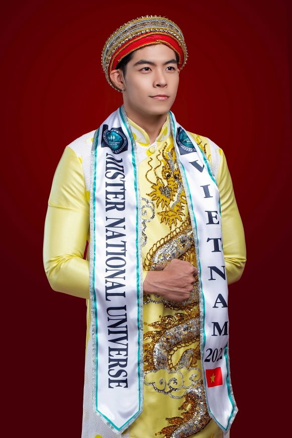 Phi Việt mặc áo dài Vương Triều đến Mister National Universe 2022