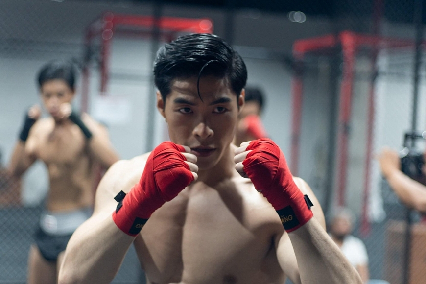 Phi Việt mặc áo dài Vương Triều đến Mister National Universe 2022