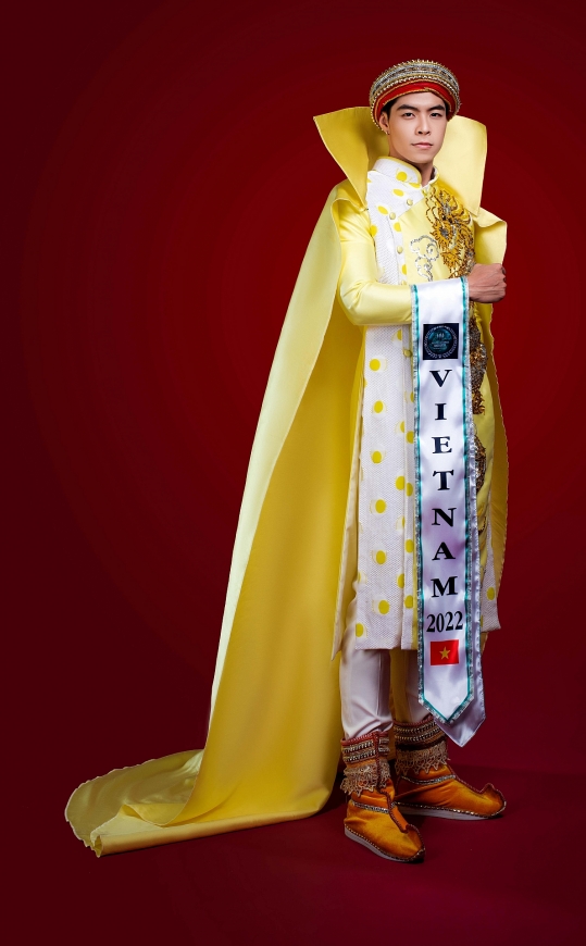 Phi Việt mặc áo dài Vương Triều đến Mister National Universe 2022