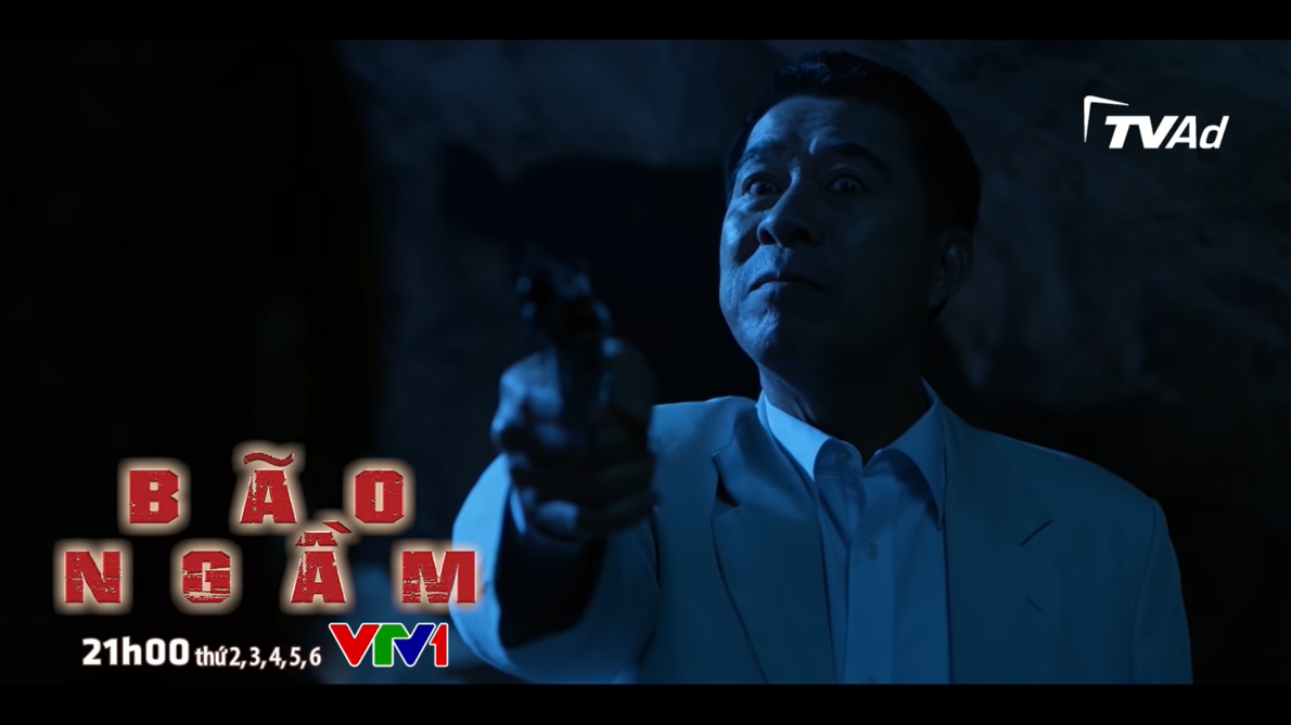 Ông Đức chĩa súng về phía Hạ Lam