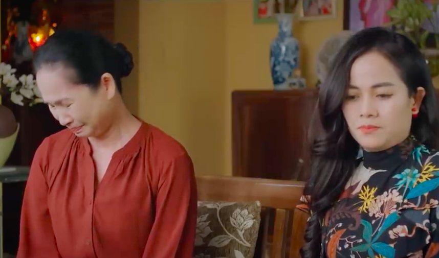 Bà Hiền thể hiện sự đau khổ còn Thương vẫn tỏ thái độ bất cần