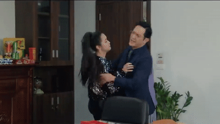 Mai Anh biết Vũ là tình cũ của mẹ kế