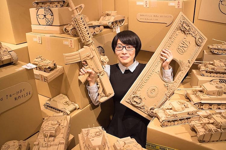 Monami Ohno cùng những tác phẩm điêu khắc của mình tại một sự kiện trưng bày ở Tokyo, Nhật Bản ngày 23/7/2016.