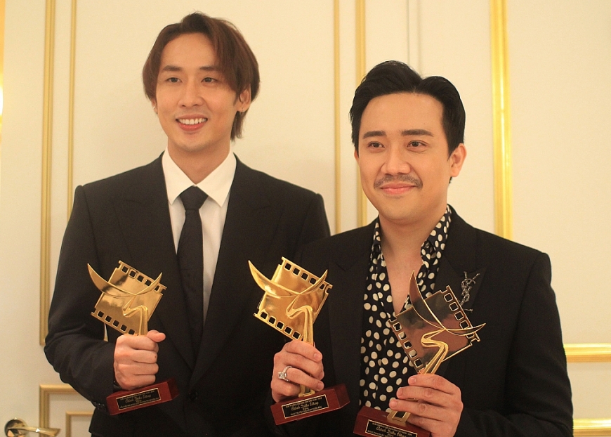 Diễn viên Tuấn Trần và Trấn Thành trong lễ trao giải Cánh Diều 2020. Ảnh: VnExpress