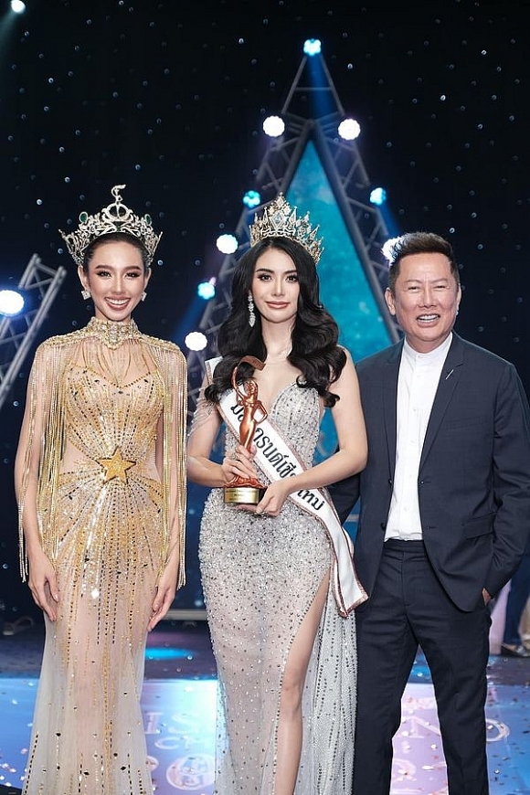 Hoa hậu Thùy Tiên cùng Mr. Nawat trong đêm Chung kết Miss Grand Changmai tối 23/12