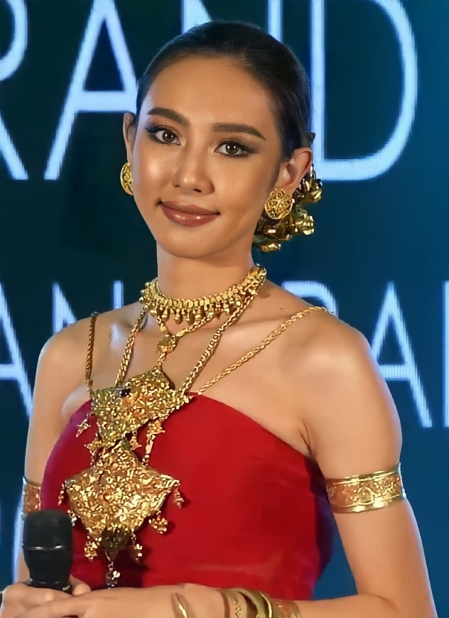 Thần thái cuốn hút của Hoa hậu Thùy Tiên trong trang phục dân tộc Thái Lan