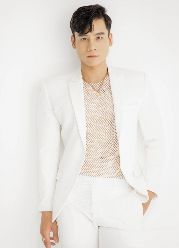 Cao Xuân Tài bỗng bất ngờ xuất hiện trong loạt ảnh thời trang khác lạ với nguyên cây trắng tinh khôi gồm quần tây, áo lưới