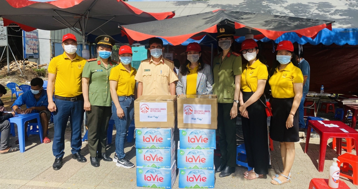 Bà Rịa – Vũng Tàu: Công ty AIA Việt Nam tặng quà cho các chốt kiểm soát dịch