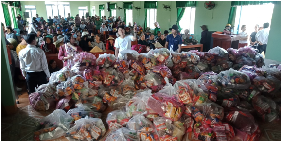 Nhóm thiện nguyện “Những cánh chim không mỏi” trao 850 phần quà cho bà con tỉnh Quảng Ngãi