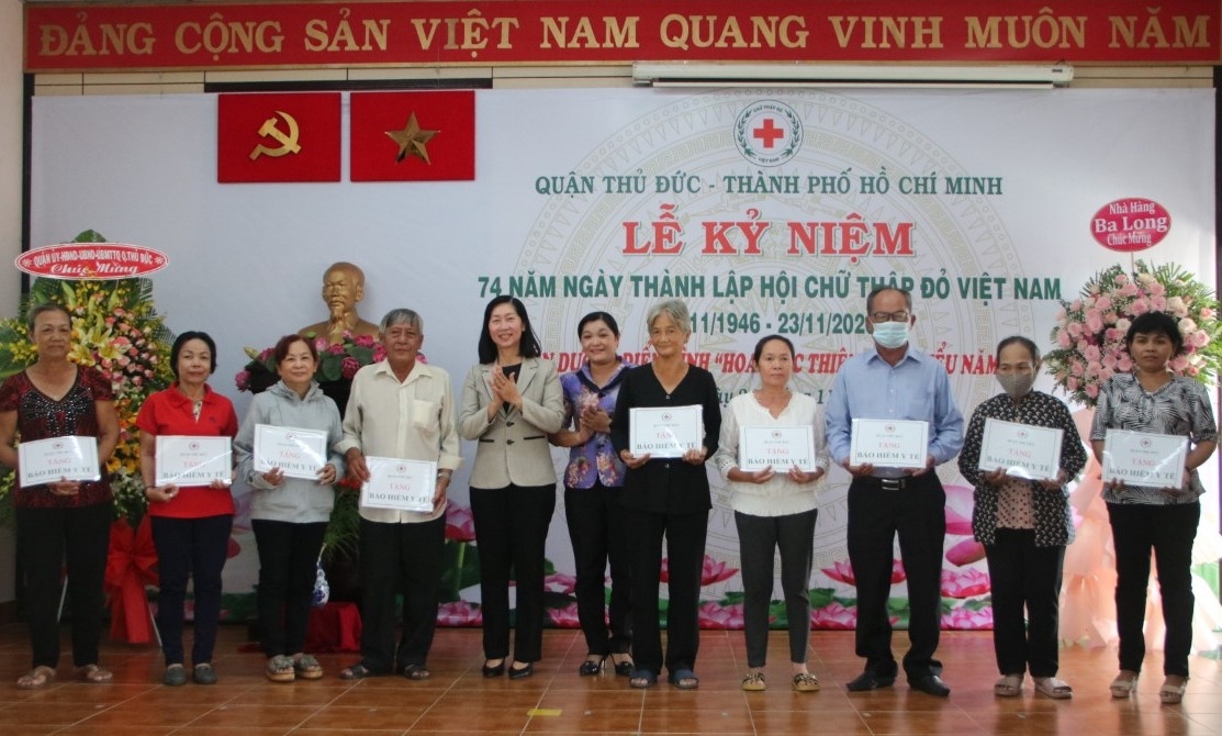 Bà Nguyễn Thị Kim Thuý, Phó Chủ tịch UBND quận Thủ Đức, trao thẻ bảo hiểm y tế  cho Người cao tuổi có hoàn cảnh khó khăn
