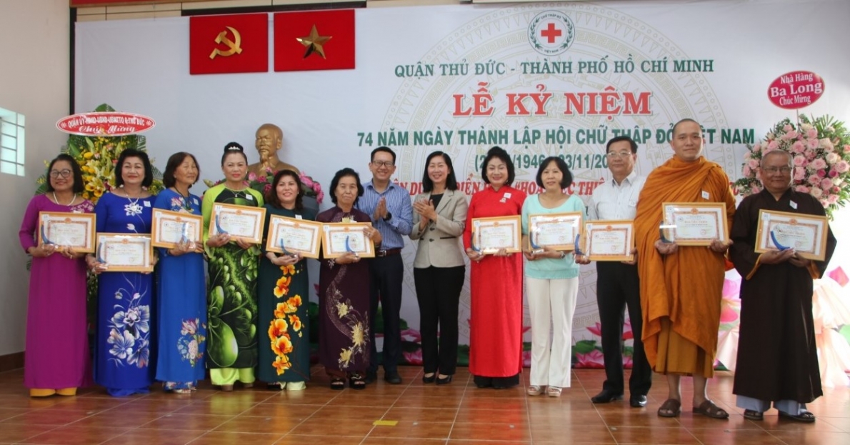 Trao kỷ niệm chương cho gương điển hình “hoa việc thiện” năm 2020