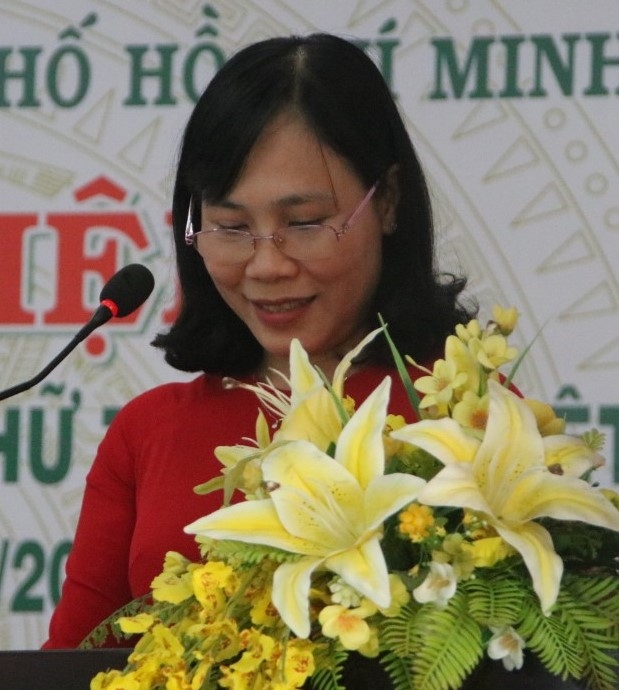 Bà Đặng Trần Nguyên Thảo, Chủ tịch Hội chữ thập đỏ quận Thủ Đức phát biểu trong buổi lễ