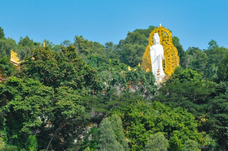 Từ Quốc lộ 51 nhìn vào tịnh xá, quan khách sẽ thấy ngay tượng Phật Quan Âm lộ thiên (cao 11 mét) an vị trên triền núi
