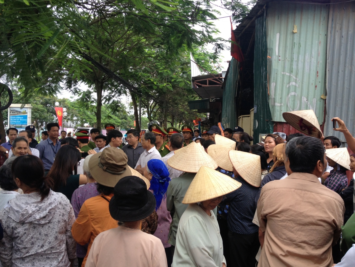 Các hộ dân tổ 19, cụm 3 tập trung kiến nghị quận Tây Hồ không lấy đất của dân xây trường mầm non