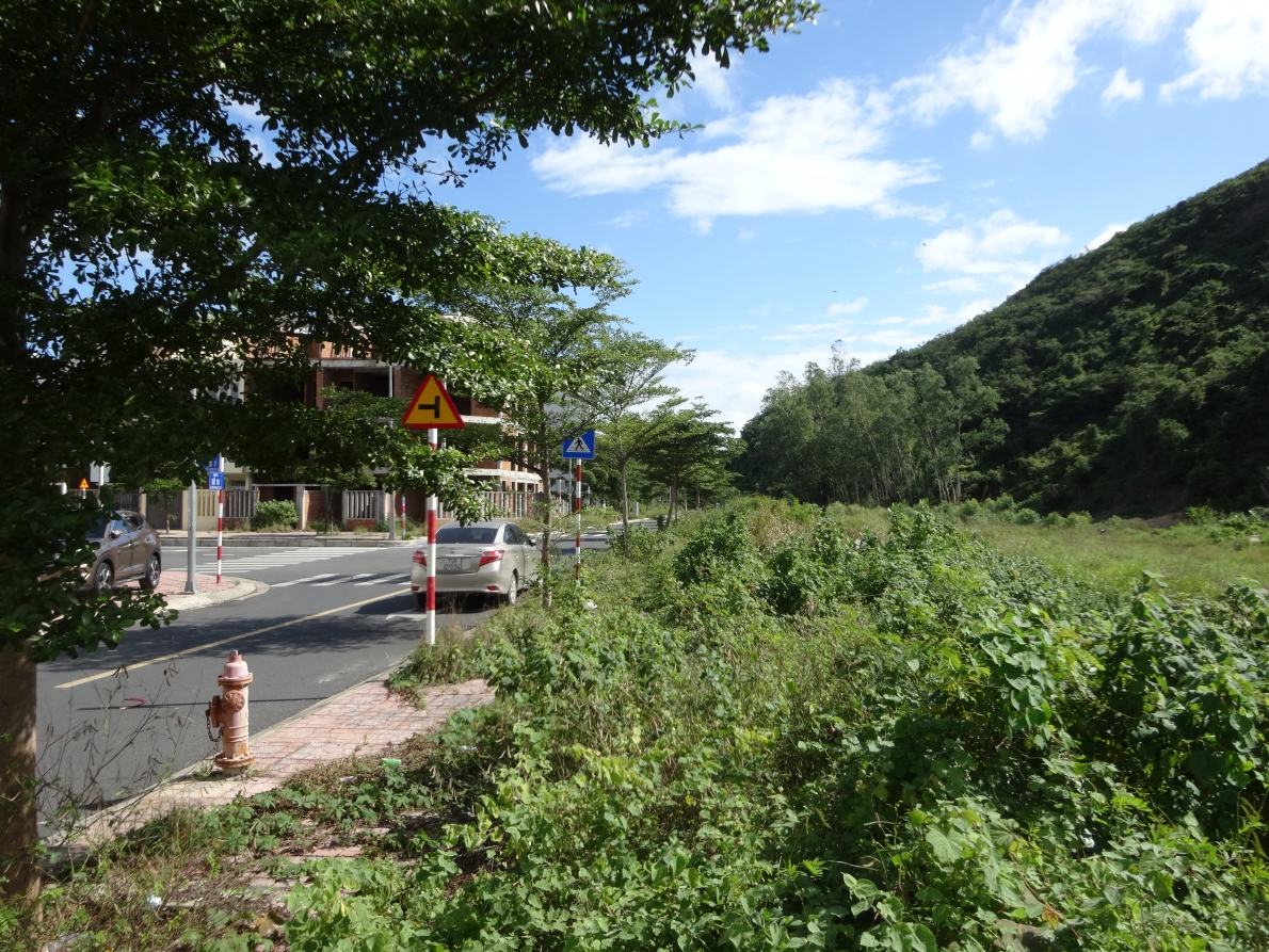 Dải đất của dân phía phải đã được ngăn cách với khu đô thị bằng con đường số 10, có chỉ giới 12m 