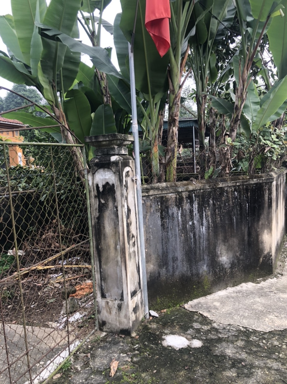 Hướng Nam cắt bán cho nhà thờ họ Phan của ông Phan Tương làm đường đi