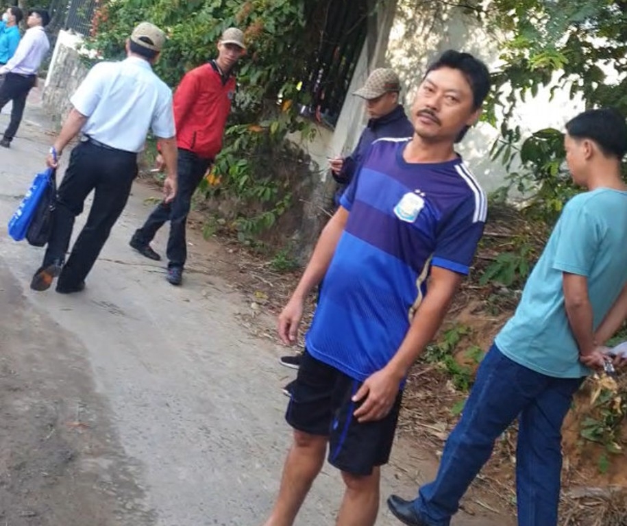 Ông Phạm Thanh Hùng, con cụ Phạm Văn Thuận (chủ đất), người chuyển nhượng đất cho bà Ngân, bà Ngân chuyển nhượng đất cho chị Trinh, ra thực địa chỉ chính xác vị trí đất của chị Trinh  