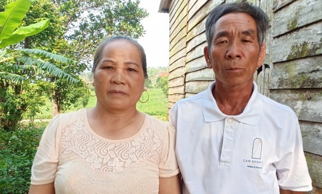 Ông Sầm Văn Núm và vợ là bà Triệu Thị Xin tố bị công an ép vu cho bà Tuyết cho vay nặng lãi (Ảnh IT)