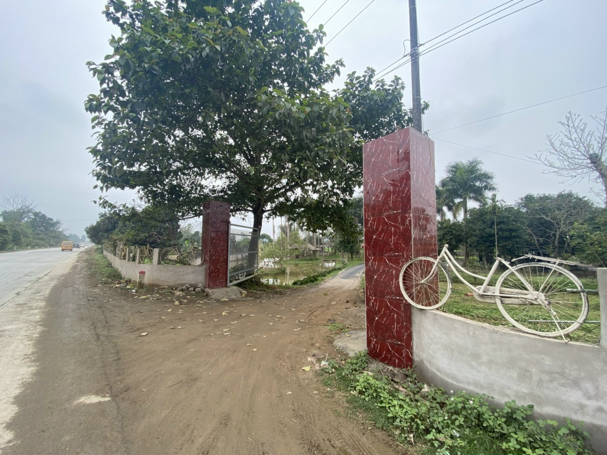 Đất của các hộ dân sử dụng cách đất quy hoạch cho Trường Đại học Trần Quốc Tuấn một con đường lớn