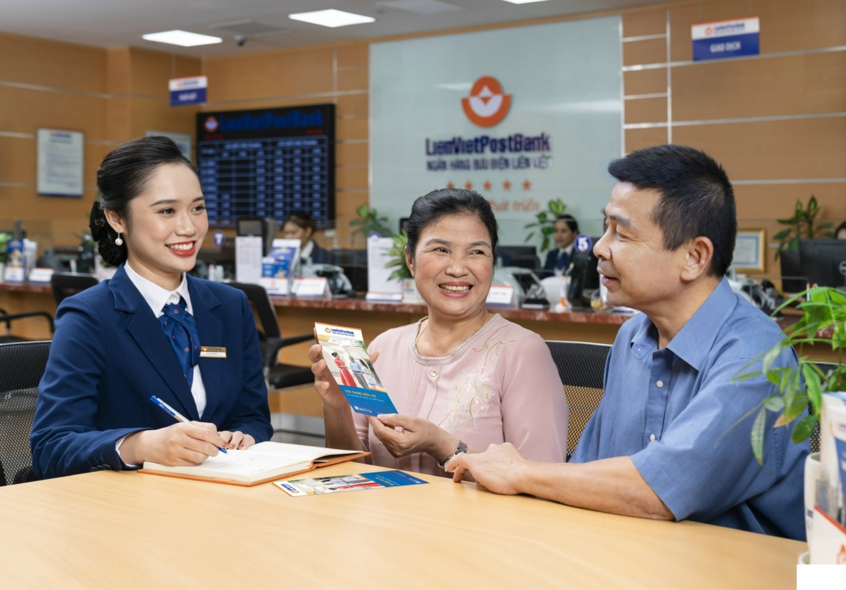 Nhân viên Ngân hàng Bưu điện Liên Việt đang tư vấn cho khách hàng