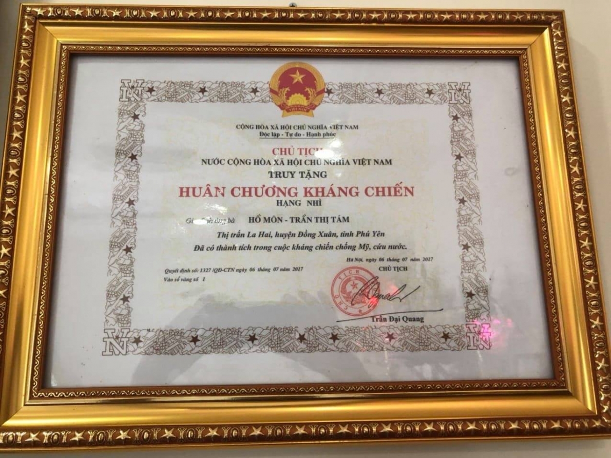 Huân chương kháng chiến hạng nhì cấp cho cụ Hồ Môn và cụ Trần Thị Tám